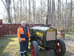 Veterantraktor med renoverare i Landeryds Hembygdspark